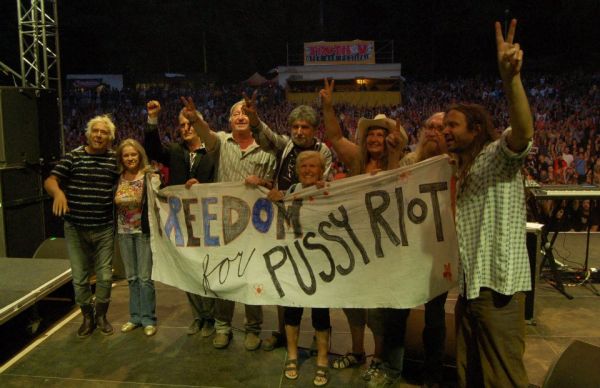 Vloni nvtvnci Open Air festivalu Trutnov poslali zdravici lenkm skupiny Pussy Riot.