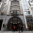 Současné londýnské centrum banky Goldman Sachs je rovněž dílem studia Kohn Pedersen Fox. Sídlo Goldman Sachs