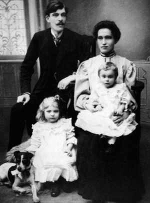 Jedin dochovan foto s rodii a star sestrou Pavlou. Budouc pvkyni je prv rok.