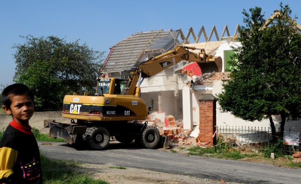 Na V�chode za�ali b�ra� domy po povodniach. Sn�mka: TASR/Iv�n