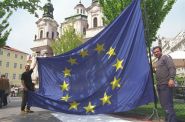 Muži drží vlajku EU na Staroměstském náměstí Protest proti EU v Praze
