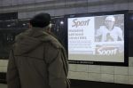 Na obrazovk�ch v metru b�� hlavn� reklama. P�esto jde o patentovan� zp�sob, jak poskytovat informace cestuj�c�m. Ve spodn� ��sti panelu jsou toti� hodiny a �as do p��jezdu dal�� soupravy metra.