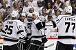Hokejisté Los Angeles se radují z postupu do finále Stanley Cupu. Zády střelec rozhodující branky na 4:3 proti Phoenixu v prodloužení Dustin Penner. Radost hokejistů Los Angeles