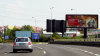Druhý billboard zprava funguje jako televize, jeho obsah se periodicky mění. Nachází se na pražské Jižní spojce u sjezdu na Spořilov. OBRAZOVKA U SILNICE