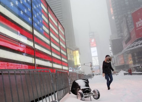 Sněhová bouře na newyorském Times Square na Manhattanu.