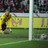 Martin Vaniak sleduje, jak m�� kon�� v s�ti.
