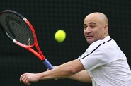 Andre Agassi na exhibici ve Wimbledonu. Andre Agassi na exhibici ve Wimbledonu.