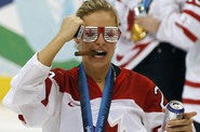 Tessa Bonhommová zuje s doutníkem a party brýlemi. Tessa Bonhommová zuje s doutníkem a party brýlemi.