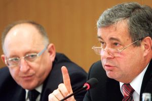 Hos�ami HNClubu boli z�ava Rudolf Siv�k, rektor Ekonomickej univerzity v Bratislave, J�n Mikolaj, podpredseda vl�dy a minister �kolstva SR. Sn�mka: HN/Pavol Funt�l