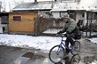 �h��sk� �tok na rodinu Rom�: Okno, kter�m prolet�la l�hev, je vlevo na p��stavku s okrovou om�tkou. 