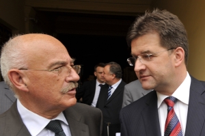 Minister zahrani�n�ch vec� SR Miroslav Laj��k (vpravo) a jeho bud�ci ma�arsk� partner J�nos Mart�nyi (v�avo). Sn�mka: TASR/Vladim�r Benko