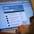 Twitter, člověk před monitorem počítače Twitter na monitoru počítače/Ilustrační foto