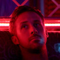 Ryan Gosling provozuje v Thajsku boxerský klub jako zástěrku pro obchodování s drogami