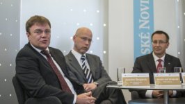 V debatě Hospodářských novin o pojišťovnictví se diskutovalo i o současných povodních. Zleva: Jaroslav Besperát (ČPP), Jeroen van Leeuwen (ČSOB Pojišťovna), Martin Žáček (UNIQA pojišťovna) V debatě Hospodářských novin o pojišťovnictví se diskutovalo i o současných povodních. Zleva: Jaroslav Besperát (ČPP), Jeroen van Leeuwen (ČSOB Pojišťovna), Martin Žáček (UNIQA pojišťovna)