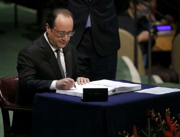Prvn&iacute;m signat&aacute;�em pa�&iacute;�sk&eacute; dohody o klimatu dojednan&eacute; v prosinci v Pa�&iacute;�i se stal francouzsk&yacute; prezident Fran&ccedil;ois Hollande.