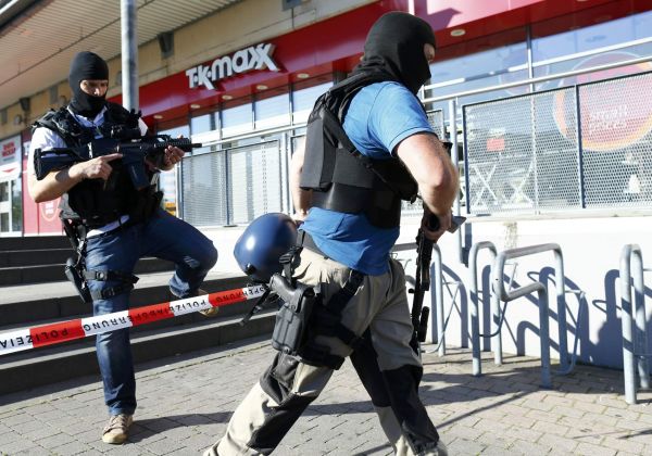 N�meck&aacute; policie proch&aacute;z&iacute; kolem kina, kde st�&iacute;lel mu�, kter&yacute; zranil des&iacute;tky lid&iacute;.