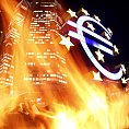 Ilustrační foto - Znak eura u sídla ECB ozářený ohněm při protestech ve Frankfurtu.