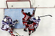 Zach Parise střílí v přesilovce první ze svých dvou gólů do sítě New York Rangers při výhře New Jersey 4:1 ve čtvrtém zápase série play-off NHL. Gól New Jersey do sítě NY Rangers