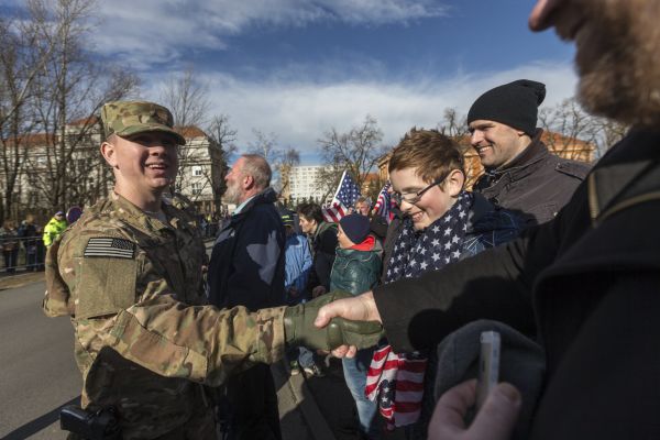 Amerití vojáci se vítali s eskými píznivci u v pondlí.