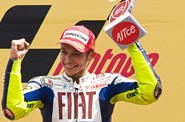 Valentino Rossi slaví vítězství na stupních vítězů.