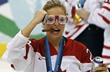 Tessa Bonhommová zuje s doutníkem a party brýlemi. Tessa Bonhommová zuje s doutníkem a party brýlemi.