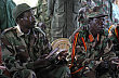 Joseph Kony (vlevo)