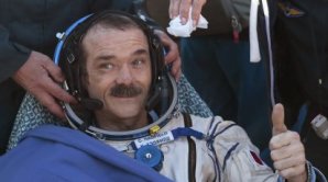 Chris Hadfield, kter� jako prvn� Kana�an velel pos�dce Mezin�rodn� vesm�rn� stanice, z�ejm� p�ijde a� o 40 procent svalov� hmoty.