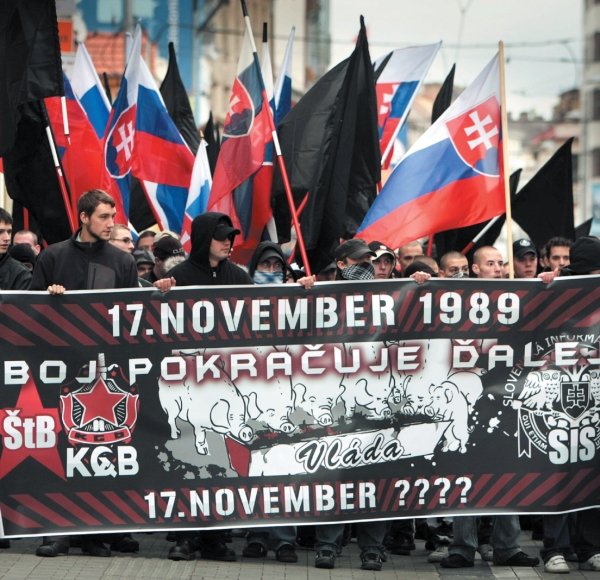 Extrémisti využili výročie revolúcie na protest, v Bratislave nechýbali ani členovia rozpustenej Slovenskej pospolitosti. Zasahovať musela aj polícia.