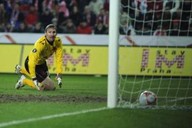 Martin Vaniak sleduje, jak m�� kon�� v s�ti.