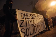 Před řeckým velvyslanectvím v Praze se 11. prosince večer odehrála protestní akce proti policejním zásahům vůči demonstrantům v Řecku. demonstrace-cesko-recko__192x128_.jpg