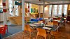 Kroužky na Vltavě. Restaurace uvnitř areálu, který se specializuje na zábavu pro děti.