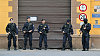Policisté střeží bránu plzeňské věznice.