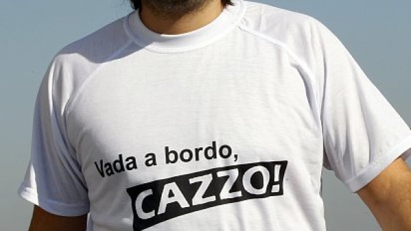 Tričko, které paroduje kapitána ztroskotané lodi