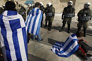 Demonstranti p�ed budovou �eck�ho parlamentu v At�n�ch