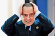 Někdejší italský premiér Silvio Berlusconi si s dotazy novinářů hlavu nelámal. Když nechtěl přímo odpovědět, utrousil vtip či prostě novináře přímo "elegantně" urazil. Silvio Berlusconi kvůli své pleši podstoupil transplantaci vlasů