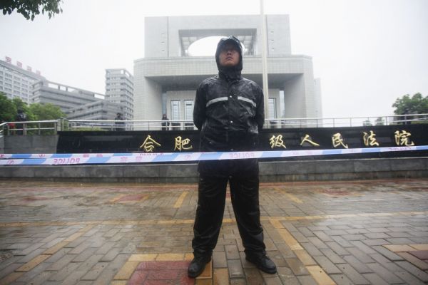 Policista p�ed budovou soudu v Pekingu