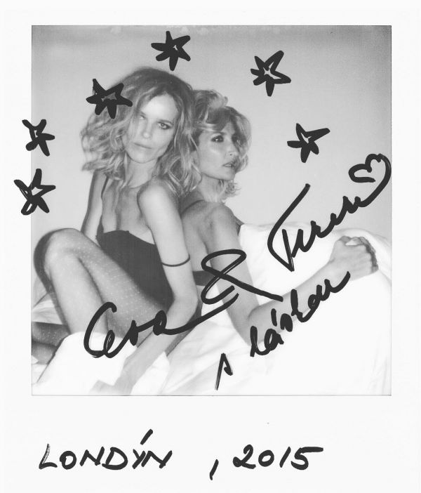 Podepsan&yacute; polaroid s Evou Herzigovou a Terezou Maxovou byl vydra�en za 105 000 korun.