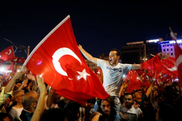 Stoupenci tureckého prezidenta Erdogana na Taksimském námstí v centru Istanbulu oslavují odvrácení pokusu o vojenský pu.
