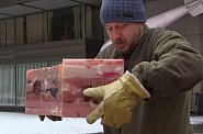 Na piazzetě u Národního divadla instalovali umělci Srdce pro Václava Havla