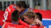 Fotbalist� Plzn� se raduj� z branky.