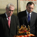 Prezident Zeman p�i odemyk�n� korunova�n�ch klenot�