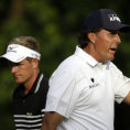Američan Phil Mickelson (v popředí) se drží v golfové špičce dlouho, ale nikdy nebyl světovou jedničkou, Angličan Luke Donald ano, ale nikdy nevyhrál major. Phil Mickelson (v popředí) a Luke Donald