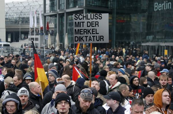 Zastánci extrémní pravice demonstrují v Berlín proti vládní imigraní policii i uprchlíkm.