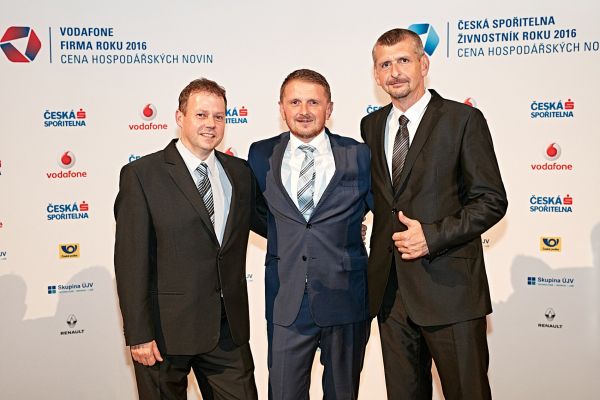 Firma roku housle l&eacute;k&aacute;rny