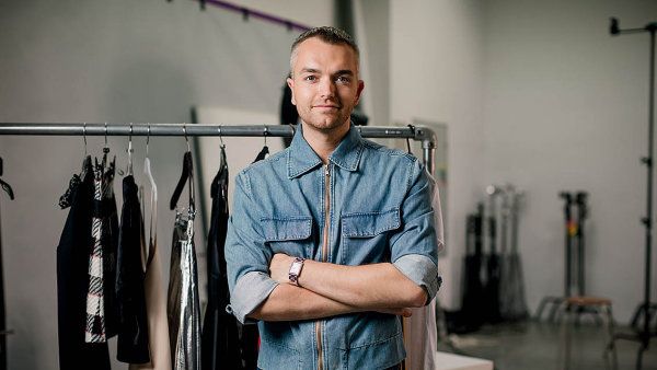 "J&aacute; bych hrozn� r&aacute;d maloval, ale neum&iacute;m to, tak�e si vlastn� m&oacute;dou kresl&iacute;m," �&iacute;k&aacute; Jan Pokorn&yacute;.