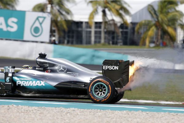 Ho�&iacute;c&iacute; monopost Lewise Hamiltona v Sepangu.