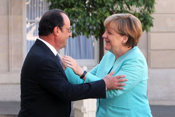 Hollande a Merkelová po jednání o eckém referendu.