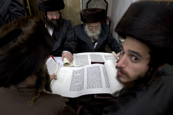 Židé oslavují svátek Purim. Židé oslavují svátek Purim.