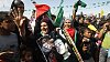 P�ibuzn� propu�t�n�ch palestinsk�ch v�z�� oslavuj� na hrani�n�m p�echodu Rafah