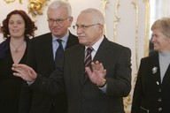 Václav Klaus s členy delegace Evropského parlamentu, ještě v dobré náladě. vaclav_klaus__192x128_.jpg